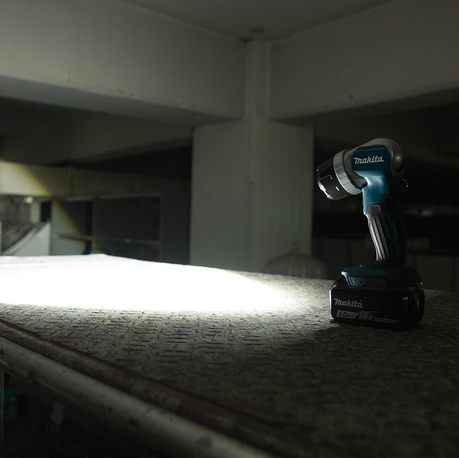 image:imageMakita DML808 18V LXT LithiumIon Cordless Adjustable Beam LED Flashlight Flashlight Only