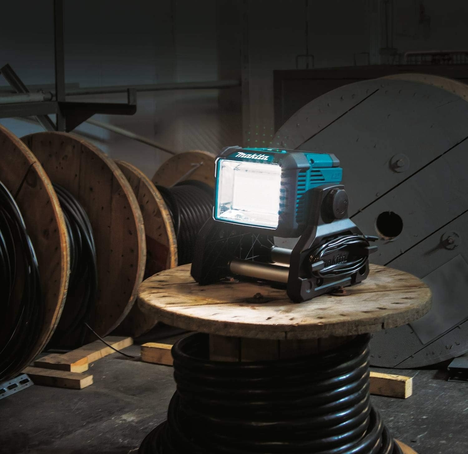 image:imageMakita DML811 18V LXT LithiumIon CordlessCorded Work Light Light OnlyWork Light
