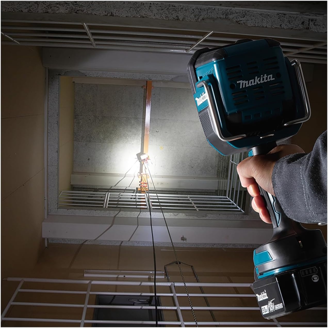 image:imageMakita DML812 18V LXT LithiumIon Cordless LED FlashlightSpotlight Light OnlyTeal