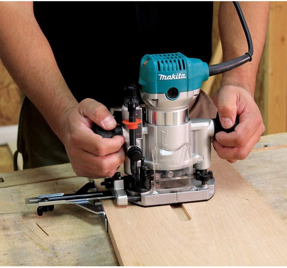 image:imageMakita RT0701CX7 114 HP Compact Router KitOne Size