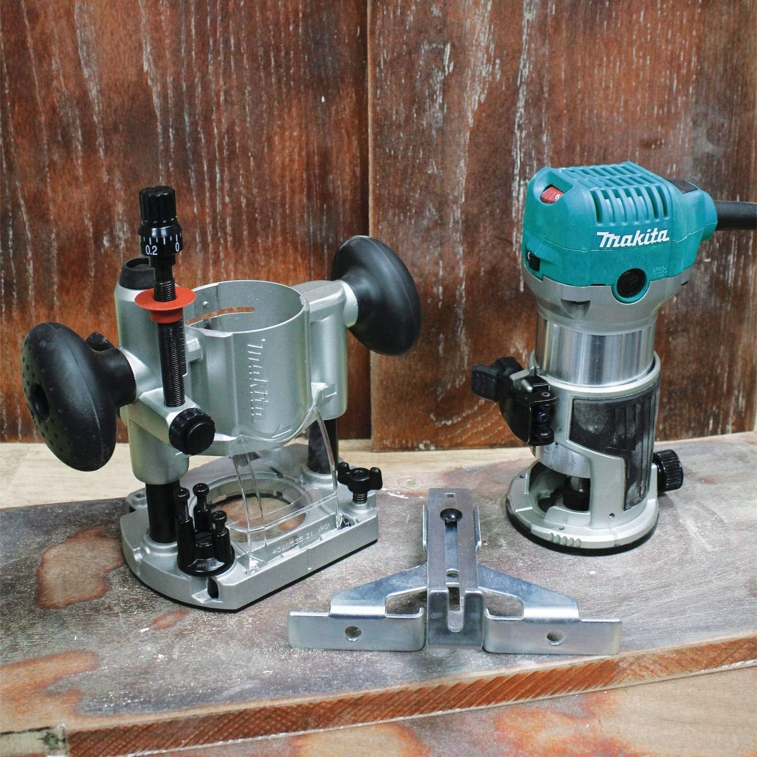 image:imageMakita RT0701CX7 114 HP Compact Router KitOne Size