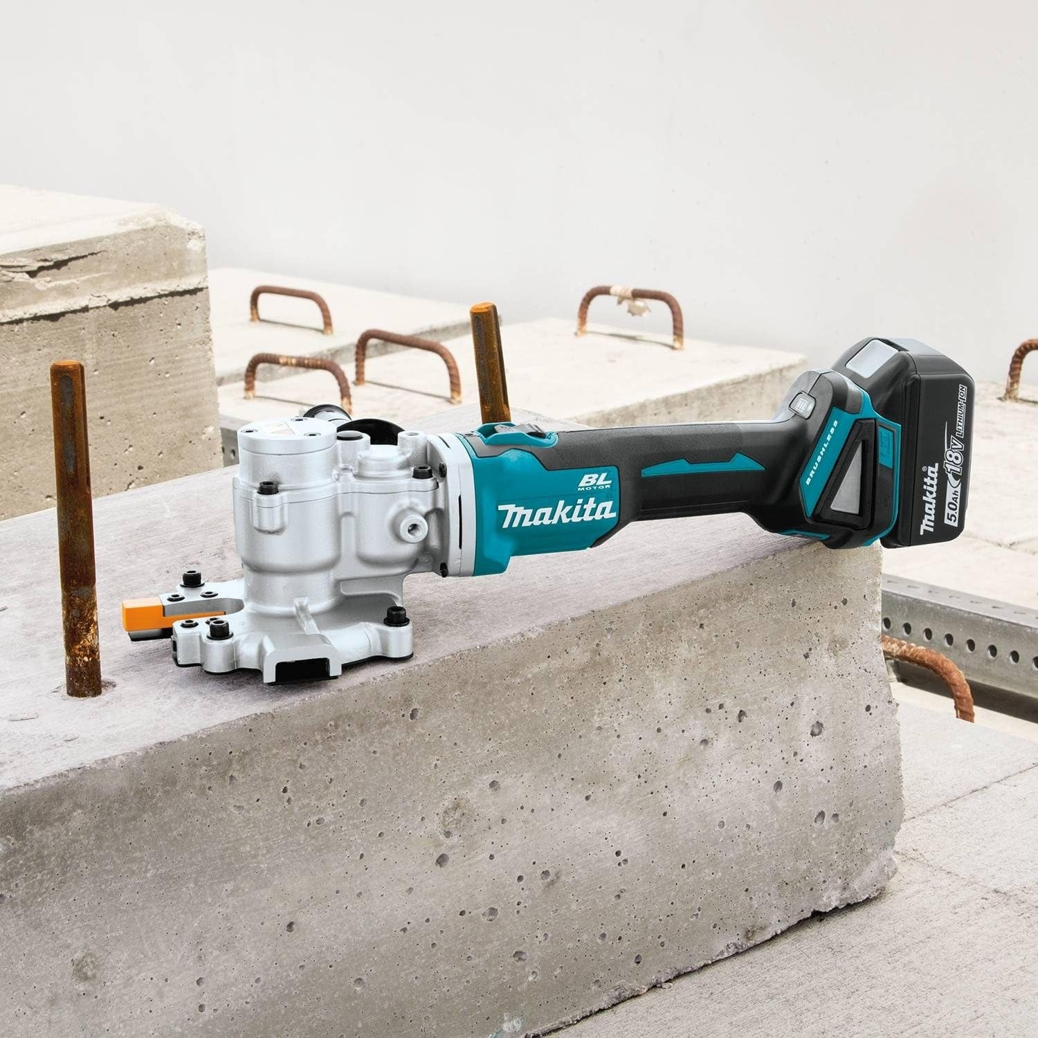 image:imageMakita XCS06T1 18V LXT LithiumIon Brushless Cordless Steel Rod FlushCutter Kit 50AhFlush Cutter Kit
