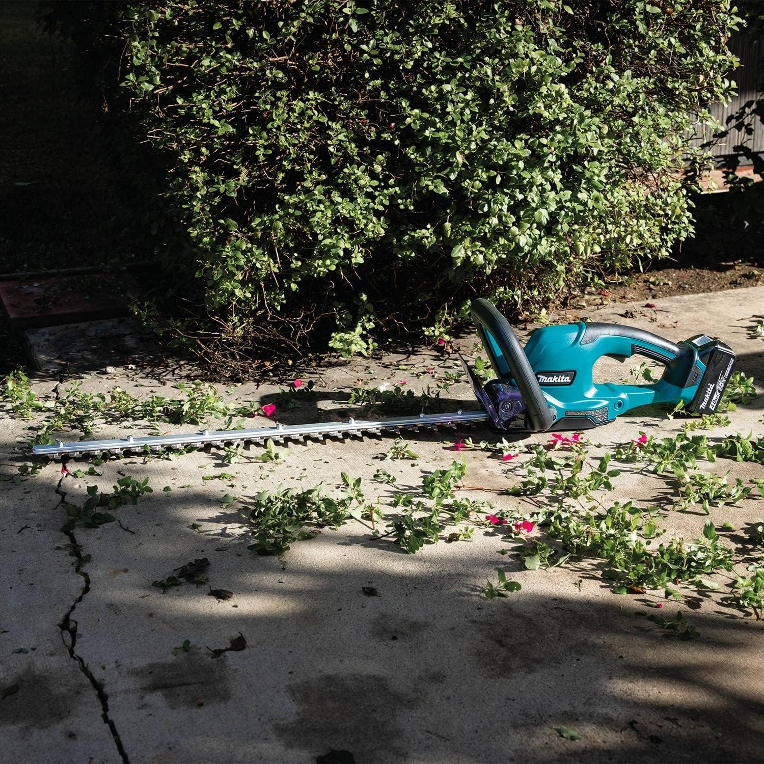 image:imageMakita XHU10SM1 18V LXT LithiumIon Cordless 24 Hedge Trimmer Kit 40Ah