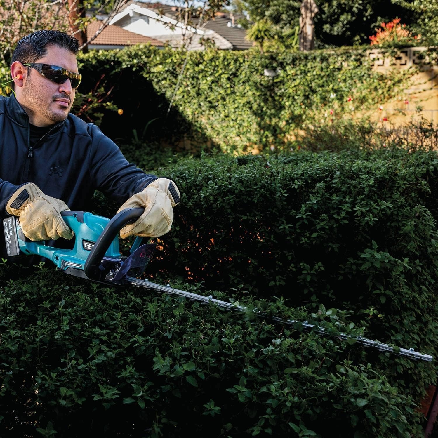 image:imageMakita XHU10SM1 18V LXT LithiumIon Cordless 24 Hedge Trimmer Kit 40Ah