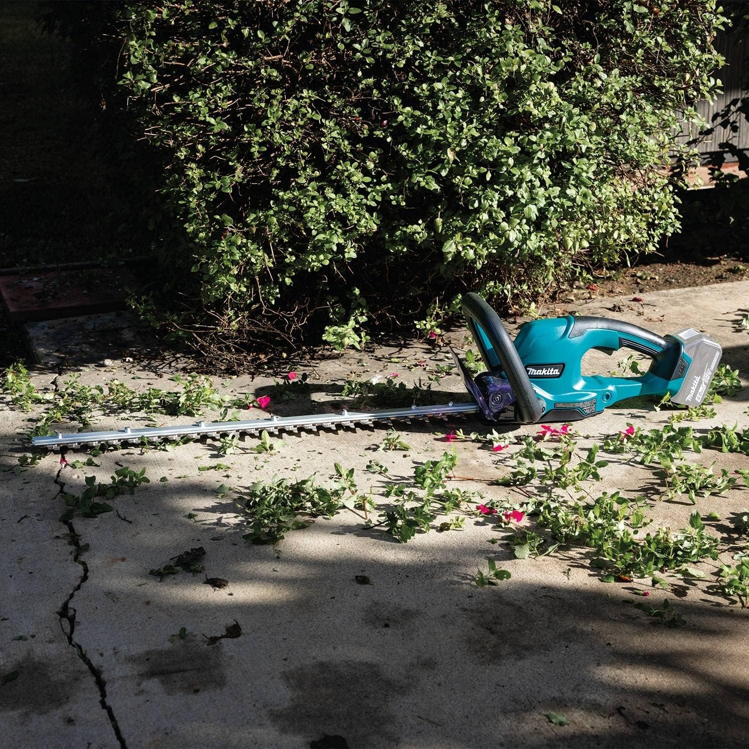 image:imageMakita XHU10Z 18V LXT LithiumIon Cordless 24 Hedge Trimmer Tool Only