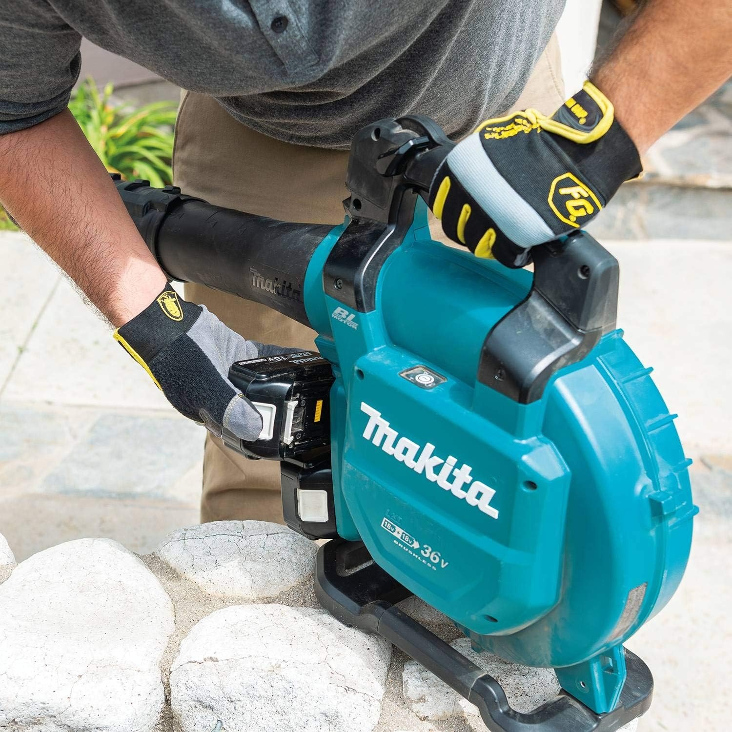 image:imageMakita XBU04PTV 36V 18V X2 LXT Brushless Blower Kit with Vacuum Attachment Kit 50AhBlower Kit