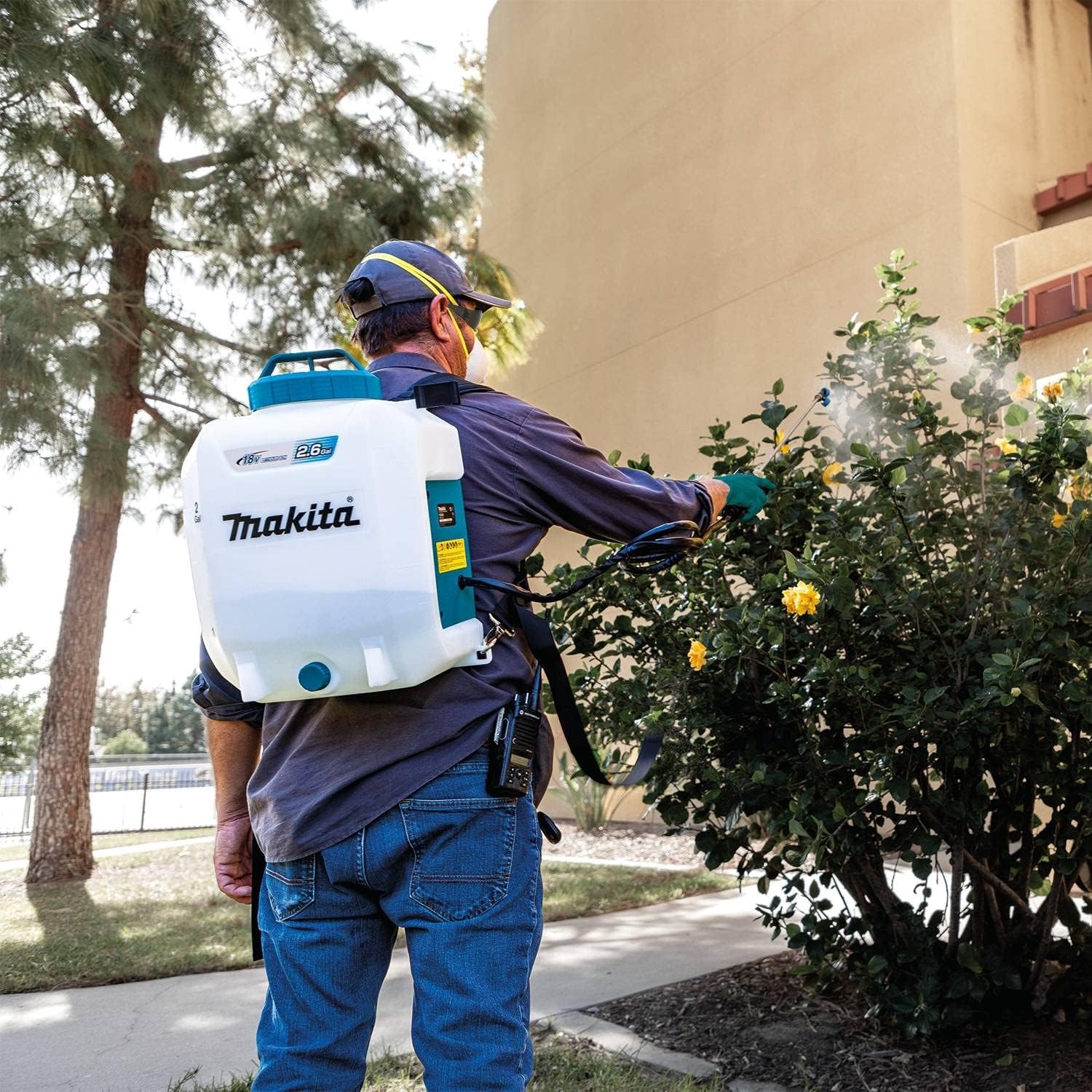 image:imageMakita XSU01SM1 18V LXT LithiumIon Cordless 26 Gallon Backpack Sprayer Kit 40Ah